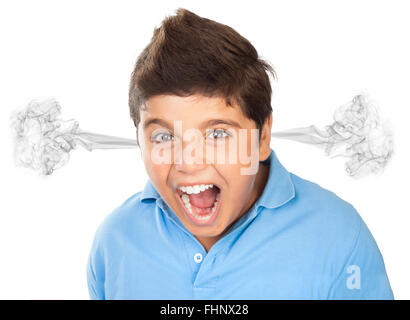Portrait de l'adolescence en colère garçon isolé sur fond blanc, furieux des expressions du visage, de la bouche d'ouverture guy et crier, mauvaise humeur Banque D'Images