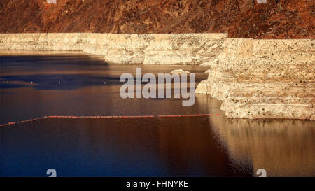 La rive du lac Mead montrant un bas de ligne d'eau au niveau du réservoir au barrage Hoover Banque D'Images