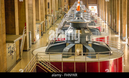 Grosses turbines spin pour créer de l'électricité dans la centrale au Barrage Hoover Banque D'Images