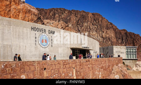 Les touristes visitent la salle d'exposition, et l'évacuateur de chambre à Hoover Dam Banque D'Images