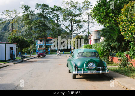 Un livre vert vintage voiture garée dans une rue de Vinales, un quartier pittoresque dans l'ouest de Cuba. Banque D'Images