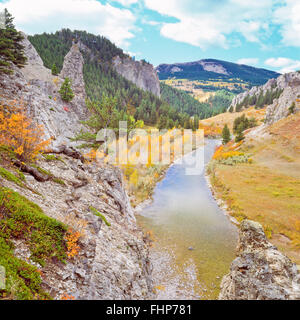 Couleurs d'automne et les falaises le long de la rivière de Dearborn au-dessous de la rocky mountain/près de augusta, Montana Banque D'Images