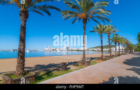 Milieu de matinée, soleil sur le bord de l'eau. Chaude journée ensoleillée sur la plage à Ibiza, St Antoni de Portmany Iles Baléares, Espagne Banque D'Images