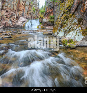 Cascade sur le ruisseau Tenderfoot dans le petit belt montagnes près de White Sulphur Springs, Montana Banque D'Images