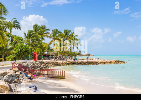 Dickenson Bay Beach au nord Antigua avec ciel bleu et mer turquoise sur une journée ensoleillée, Antigua-et-Barbuda, Antilles Banque D'Images