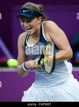 Doha, Qatar. Feb 25, 2016. Jelena Ostapenko de Lettonie est en concurrence au cours de l'féminin contre Zheng Saisai match quart de la Chine à la WTA Open du Qatar 2016 à Doha, Qatar, le 25 février 2016. Jelena Ostapenko a gagné 2-0. © Nikku/Xinhua/Alamy Live News Banque D'Images