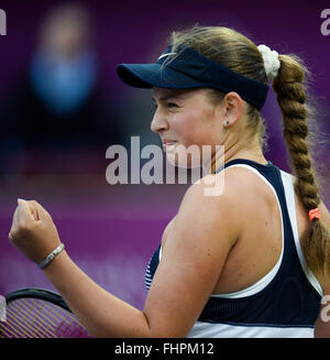 Doha, Qatar. Feb 25, 2016. Jelena Ostapenko de Lettonie réagit au cours du match quart féminin contre Zheng Saisai de Chine à la WTA Open du Qatar 2016 à Doha, Qatar, le 25 février 2016. Jelena Ostapenko a gagné 2-0. © Nikku/Xinhua/Alamy Live News Banque D'Images