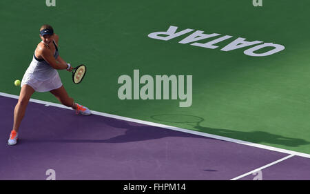 Doha, Qatar. Feb 25, 2016. Jelena Ostapenko de Lettonie est en concurrence au cours de l'féminin contre Zheng Saisai match quart de la Chine à la WTA Open du Qatar 2016 à Doha, Qatar, le 25 février 2016. Jelena Ostapenko a gagné 2-0. © Nikku/Xinhua/Alamy Live News Banque D'Images