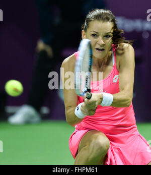 Doha, Qatar. Feb 25, 2016. Agnieszka Radwanska de Pologne fait concurrence au cours du match quart féminin contre Roberta Vinci de l'Italie à la WTA Open du Qatar 2016 à Doha, Qatar, le 25 février 2016. Agnieszka Radwanska a remporté 2-1. © Nikku/Xinhua/Alamy Live News Banque D'Images