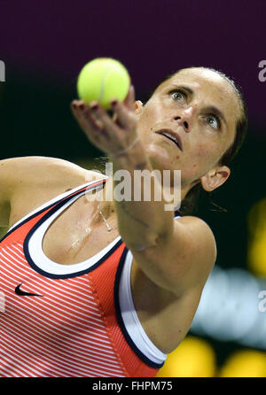 Doha, Qatar. Feb 25, 2016. Roberta Vinci de l'Italie au cours de la concurrence féminin contre Agnieszka Radwanska match quart de la Pologne à la WTA Open du Qatar 2016 à Doha, Qatar, le 25 février 2016. Agnieszka Radwanska a remporté 2-1. © Nikku/Xinhua/Alamy Live News Banque D'Images