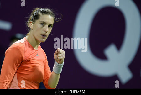 Doha, Qatar. Feb 25, 2016. Andrea Petkovic de l'Allemagne réagit au cours du match quart féminin contre Garbine Muguruza d'Espagne à l'Open du Qatar 2016 WTA à Doha, Qatar, le 25 février 2016. Andrea Petkovic a remporté 2-1. © Nikku/Xinhua/Alamy Live News Banque D'Images