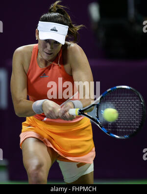 Doha, Qatar. Feb 25, 2016. Garbine Muguruza d'Espagne fait concurrence au cours du match quart féminin contre Andrea Petkovic de l'Allemagne à la WTA Open du Qatar 2016 à Doha, Qatar, le 25 février 2016. Andrea Petkovic a remporté 2-1. © Nikku/Xinhua/Alamy Live News Banque D'Images