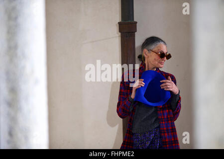 Milan, Italie. Feb 25, 2016. Un modèle présente une création lors de la Daniela Gregis montrer lors de Milan Fashion Week Automne/Hiver 2016/17 à Milan, Italie, le 25 février 2016. © Jin Yu/Xinhua/Alamy Live News Banque D'Images