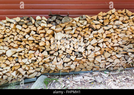 Tas de bois stockés à l'extérieur Banque D'Images