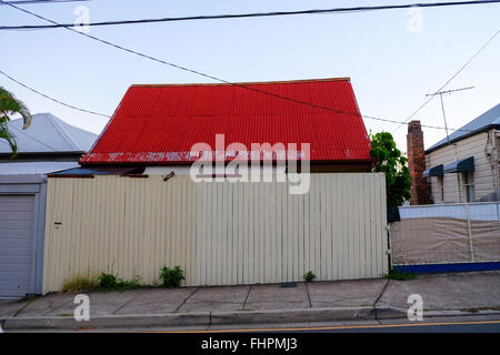 Toit rouge vif dans West End, Queensland Banque D'Images