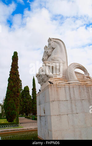 Statue de cheval sur la Praça do Império de jardins et d'une grande fontaine, à Belém, Lisbonne, Portugal avancés durant la Seconde Guerre mondiale Banque D'Images