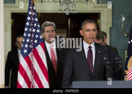 Washington, District de Columbia, Etats-Unis. Feb 25, 2016. Le secrétaire d'État américain John Kerry, à gauche, et le président américain Barack Obama, la droite, arriver à faire une déclaration après sa rencontre avec son conseil national de sécurité au Département d'Etat, 25 février 2016 à Washington, DC. La réunion a porté sur la situation avec ISIS et la Syrie, ainsi que d'autres questions régionales. Credit : ZUMA Press, Inc./Alamy Live News Banque D'Images