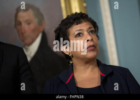 Washington, District de Columbia, Etats-Unis. Feb 25, 2016. Procureur général des États-Unis Loretta Lynch regarde le président américain Barack Obama a fait une déclaration après sa rencontre avec son conseil national de sécurité au Département d'Etat, 25 février 2016 à Washington, DC. La réunion a porté sur la situation avec ISIS et la Syrie, ainsi que d'autres questions régionales. Credit : ZUMA Press, Inc./Alamy Live News Banque D'Images