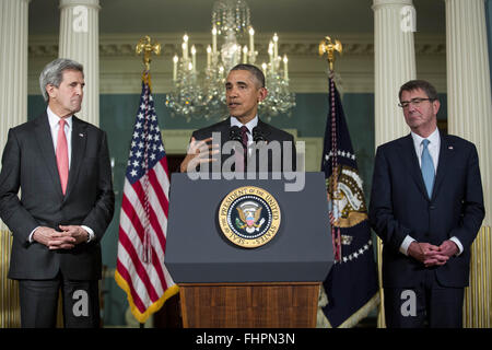 Washington, District de Columbia, Etats-Unis. Feb 25, 2016. Flanqué par le secrétaire d'État américain John Kerry, à gauche, et le secrétaire américain de la Défense Ashton Carter, à droite, le président américain Barack Obama, centre, fait une déclaration après sa rencontre avec son conseil national de sécurité au Département d'Etat, 25 février 2016 à Washington, DC. La réunion a porté sur la situation avec ISIS et la Syrie, ainsi que d'autres questions régionales. Credit : ZUMA Press, Inc./Alamy Live News Banque D'Images