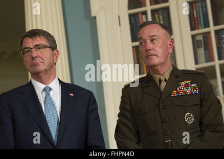 Washington, District de Columbia, Etats-Unis. Feb 25, 2016. Secrétaire à la défense des États-Unis Ashton Carter, à gauche, et le président des chefs d'état-major général Joseph Dunford regardent le président américain Barack Obama, il a fait une déclaration après sa rencontre avec son conseil national de sécurité au Département d'Etat, 25 février 2016 à Washington, DC. La réunion a porté sur la situation avec ISIS et la Syrie, ainsi que d'autres questions régionales. Credit : ZUMA Press, Inc./Alamy Live News Banque D'Images