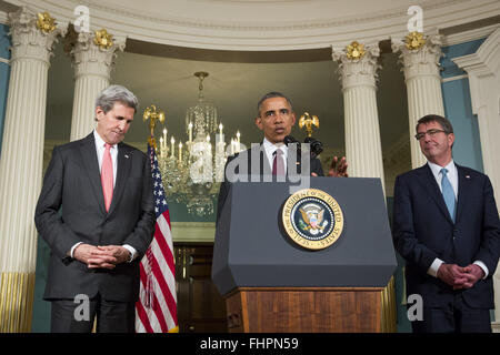 Washington, District de Columbia, Etats-Unis. Feb 25, 2016. Flanqué par le secrétaire d'État américain John Kerry, à gauche, et le secrétaire américain de la Défense Ashton Carter, à droite, le président américain Barack Obama a fait une déclaration après sa rencontre avec son conseil national de sécurité au Département d'Etat, 25 février 2016 à Washington, DC. La réunion a porté sur la situation avec ISIS et la Syrie, ainsi que d'autres questions régionales. Credit : ZUMA Press, Inc./Alamy Live News Banque D'Images