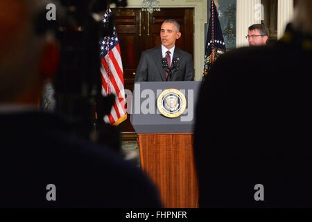 Washington DC, USA. 25 Février, 2016. Président américain Barack Obama répond aux journalistes après une réunion avec le Conseil national de sécurité sur la campagne mondiale pour dégrader et détruire ISIL au département d'Etat, 25 février 2016 à Washington, DC. Obama a ordonné à son équipe de sécurité nationale à l'accélération de la 'continuer' U.S a mené campagne militaire contre l'Etat islamique. Banque D'Images