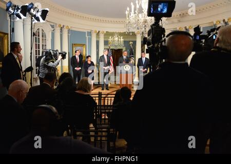 Washington DC, USA. 25 Février, 2016. Président américain Barack Obama répond aux journalistes après une réunion avec le Conseil national de sécurité sur la campagne mondiale pour dégrader et détruire ISIL au département d'Etat, 25 février 2016 à Washington, DC. Obama a ordonné à son équipe de sécurité nationale à l'accélération de la 'continuer' U.S a mené campagne militaire contre l'Etat islamique. Banque D'Images