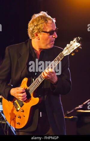 Barry Finnerty joue de la guitare pour l'Dennis Murphy groupe jouant au Festival de Jazz de Monterey, Californie Banque D'Images