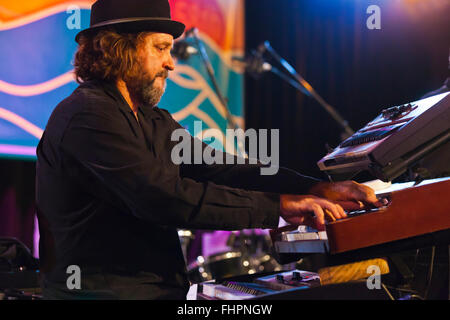 Luca Fredrickson joue des claviers pour l'Dennis Murphy Band au Festival de Jazz de Monterey, Californie Banque D'Images