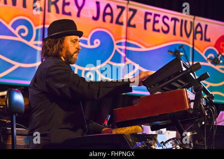 Luca Fredrickson joue des claviers pour l'Dennis Murphy Band au Festival de Jazz de Monterey, Californie Banque D'Images