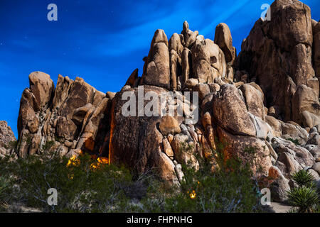 JOSHUA TREE, CA - le 22 février : Les campeurs fire la lumière sur les rochers à Joshua Tree, Californie le 22 février 2016. Banque D'Images