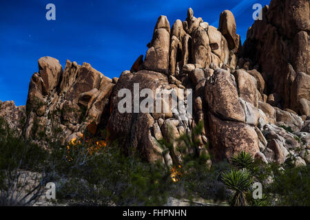 JOSHUA TREE, CA - le 22 février : Les campeurs fire la lumière sur les rochers à Joshua Tree, Californie le 22 février 2016. Banque D'Images