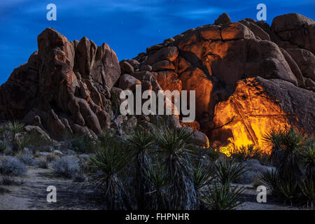 JOSHUA TREE, CA - le 22 février : Les campeurs fire la lumière sur les rochers à Joshua Tree, Californie le 22 février 2016. Banque D'Images