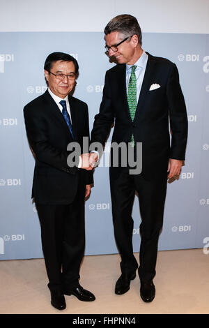 Berlin, Allemagne. Feb 25, 2016. Le ministre chinois du Commerce Gao Hucheng (L) rencontre avec la Fédération des Industries allemandes (BDI) Président Ulrich Grillo à Berlin, capitale de l'Allemagne, le 25 février 2016. Le ministre chinois du Commerce Gao Hucheng a déclaré jeudi que la coopération économique et commerciale entre la Chine et l'Allemagne était dans une bonne dynamique au cours des dernières années, les deux parties doivent déployer des efforts communs afin de gagner plus de réalisations. © Zhang Fan/Xinhua/Alamy Live News Banque D'Images