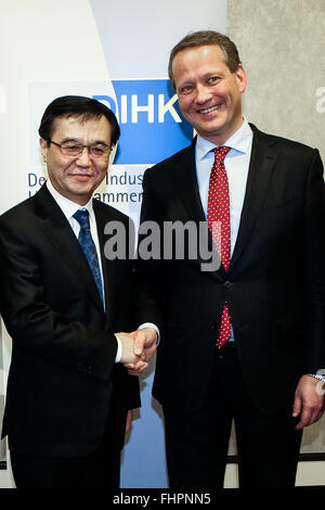 Berlin, Allemagne. Feb 25, 2016. Le ministre chinois du Commerce Gao Hucheng (L) rencontre avec l'Association des Chambres de Commerce et d'industrie allemandes (DIHK) Président Eric Schweitzer à Berlin, capitale de l'Allemagne, le 25 février 2016. Le ministre chinois du Commerce Gao Hucheng a déclaré jeudi que la coopération économique et commerciale entre la Chine et l'Allemagne était dans une bonne dynamique au cours des dernières années, les deux parties doivent déployer des efforts communs afin de gagner plus de réalisations. © Zhang Fan/Xinhua/Alamy Live News Banque D'Images