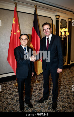 Berlin, Allemagne. Feb 25, 2016. Le ministre chinois du Commerce Gao Hucheng (L) se réunit avec la coopération économique et du développement allemand Ministre Gerd Mueller à Berlin, capitale de l'Allemagne, le 25 février 2016. Le ministre chinois du Commerce Gao Hucheng a déclaré jeudi que la coopération économique et commerciale entre la Chine et l'Allemagne était dans une bonne dynamique au cours des dernières années, les deux parties doivent déployer des efforts communs afin de gagner plus de réalisations. © Zhang Fan/Xinhua/Alamy Live News Banque D'Images