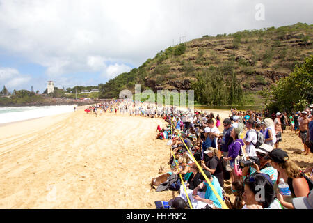 Haleiwa, Hawaii, USA. 25 Février, 2016. 25 février 2016 - La foule était estimée à 15 000 sur la plage pendant l'action à la 2016 Eddie Aikau Big Wave Invitational présentée par Quicksilver à Waimea Bay à Haleiwa, HI Crédit : Cal Sport Media/Alamy Live News Banque D'Images