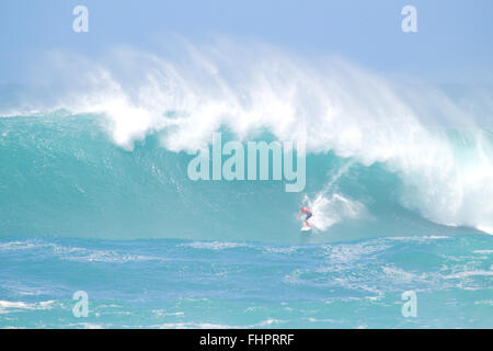 Haleiwa, Hawaii, USA. 25 Février, 2016. 25 février 2016 - Kelly Slater monte un vague pendant l'action à la 2016 Eddie Aikau Big Wave Invitational présentée par Quicksilver à Waimea Bay à Haleiwa, HI Crédit : Cal Sport Media/Alamy Live News Banque D'Images