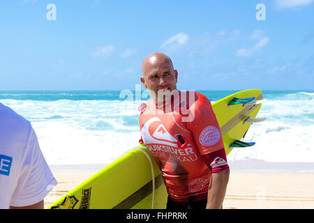 Haleiwa, Hawaii, USA. 25 Février, 2016. 25 février 2016 - Kelly Slater sourit à la foule au cours de l'action au 2016 Eddie Aikau Big Wave Invitational présentée par Quicksilver à Waimea Bay à Haleiwa, HI Crédit : Cal Sport Media/Alamy Live News Banque D'Images