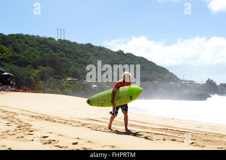 Haleiwa, Hawaii, USA. 25 Février, 2016. 25 février 2016 - John Florence se prépare pour sa chaleur pendant l'action à la 2016 Eddie Aikau Big Wave Invitational présentée par Quicksilver à Waimea Bay à Haleiwa, HI Crédit : Cal Sport Media/Alamy Live News Banque D'Images