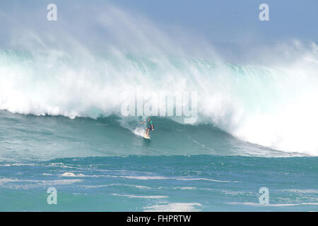 Haleiwa, Hawaii, USA. 25 Février, 2016. 25 février 2016 - John Florence monte un vague pendant l'action à la 2016 Eddie Aikau Big Wave Invitational présentée par Quicksilver à Waimea Bay à Haleiwa, HI Crédit : Cal Sport Media/Alamy Live News Banque D'Images