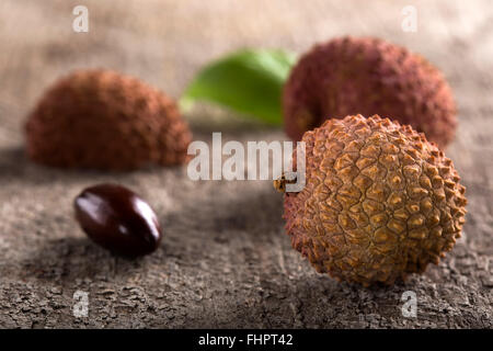 Libre de litchis frais sur table en bois Banque D'Images