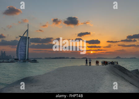 Dubaï, Émirats Arabes Unis - Dec 2, 2014 : les touristes appréciant les allumé Burj Al Arab et de la plage de Jumeirah Hotel au sunse Banque D'Images