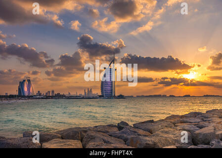 Dubaï, Émirats Arabes Unis - Dec 2, 2014 : l'illuminé Burj Al Arab et de la plage de Jumeirah Hotel au coucher du soleil. Burj Al Arab est Banque D'Images