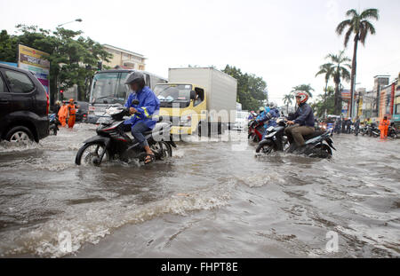 Jakarta, Indonésie. Feb 26, 2016. Les voyageurs d'essayer de passer à travers les rues inondées. En raison du lourd et pluie continue, certaines routes dans la région de Green Garden, connu des inondations à l'origine de la congestion routière. Credit : Natanael Pohan/Pacific Press/Alamy Live News Banque D'Images