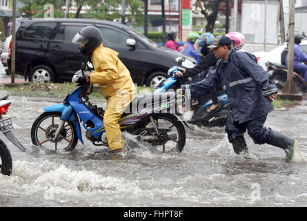 Jakarta, Indonésie. Feb 26, 2016. Les voyageurs d'essayer de passer à travers les rues inondées. En raison du lourd et pluie continue, certaines routes dans la région de Green Garden, connu des inondations à l'origine de la congestion routière. Credit : Natanael Pohan/Pacific Press/Alamy Live News Banque D'Images