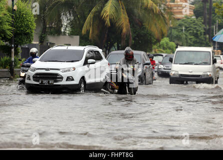 Jakarta, Indonésie. Feb 26, 2016. Les voyageurs d'essayer de passer à travers les rues inondées. En raison du lourd et pluie continue, certaines routes dans la région de Green Garden, connu des inondations à l'origine de la congestion routière. Credit : Natanael Pohan/Pacific Press/Alamy Live News Banque D'Images