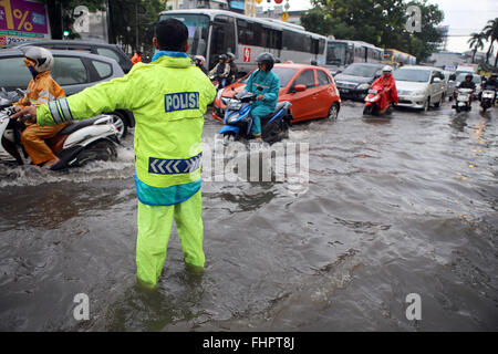 Jakarta, Indonésie. Feb 26, 2016. Les voyageurs d'essayer de passer à travers les rues inondées. En raison du lourd et pluie continue, certaines routes dans la région de Green Garden, connu des inondations à l'origine de la congestion routière. Credit : Natanael Pohan/Pacific Press/Alamy Live News Banque D'Images