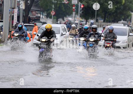 Jakarta, Indonésie. Feb 26, 2016. Les voyageurs d'essayer de passer à travers les rues inondées. En raison du lourd et pluie continue, certaines routes dans la région de Green Garden, connu des inondations à l'origine de la congestion routière. Credit : Natanael Pohan/Pacific Press/Alamy Live News Banque D'Images