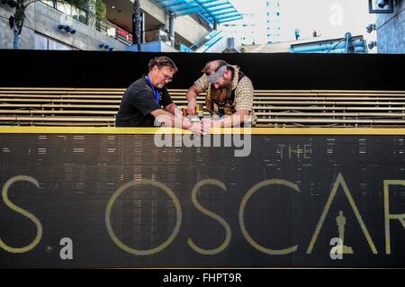 Los Angeles, USA. Feb 25, 2016. Mettre en place les travailleurs la terrasse par l'entrée de la piste Dolby Theatre de Los Angeles, États-Unis, le 25 février 2016. La 88e Academy Awards aura lieu le 28 février. © Zhang Chaoqun/Xinhua/Alamy Live News Banque D'Images